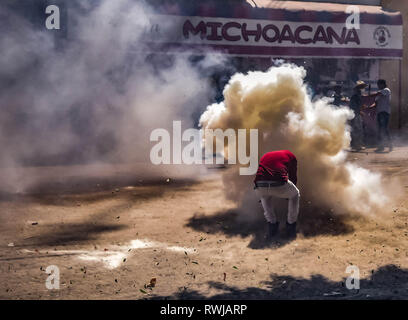 05 marzo 2019, Messico, San Juan de la Vega: Fumo sorge quando un partecipante di 'Festival di esplosivo Martelli" colpisce una piastra con il suo martello. In un solido, gli esplosivi sono attaccati ad un martello pesante e il carico è poi colpito su una piastra di metallo per farla esplodere. Lo spettacolo della polvere fino a moto vorticoso è parte delle celebrazioni per la città santo patrono San Juanito, in tedesco san Giovanni. Foto: Edgar Santiago Garcia/dpa Foto Stock