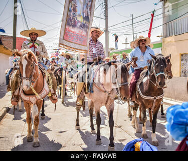 05 marzo 2019, Messico, San Juan de la Vega: messicani ride al 'Festival di esplosivo Martelli'. In un solido, gli esplosivi sono attaccati ad un martello pesante e il carico è poi colpito su una piastra di metallo per farla esplodere. Lo spettacolo della polvere fino a moto vorticoso è parte delle celebrazioni per la città santo patrono San Juanito, in tedesco san Giovanni. (A dpa 'Small Città del Messico celebra 'Festival di esplosivo Martelli' dal 06.03.2019) Foto: Edgar Santiago Garcia/dpa Foto Stock