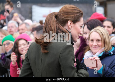 Blackpool, Regno Unito. Il 6 marzo 2019. Il Duca e la Duchessa di Cambridge incontrare i membri del pubblico in un giorno di pioggia in Blackpool. I Royals hanno chattato con il pubblico quando hanno visto la commedia "tappeto". L'aborigeno a seguito di una visita alla città più famoso punto di riferimento, Blackpool Tower dove hanno appreso il resort della recente storia, sfide e gli investimenti e gli sforzi di rigenerazione che sono in corso. Credito: Paolo Melling/Alamy Live News Foto Stock