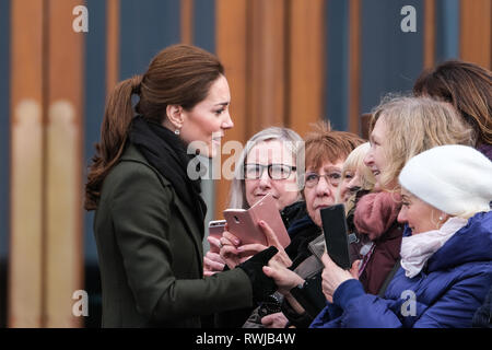 Blackpool, Regno Unito. Il 6 marzo 2019. Il Duca e la Duchessa di Cambridge incontrare i membri del pubblico in un giorno di pioggia in Blackpool. I Royals hanno chattato con il pubblico quando hanno visto la commedia "tappeto". L'aborigeno a seguito di una visita alla città più famoso punto di riferimento, Blackpool Tower dove hanno appreso il resort della recente storia, sfide e gli investimenti e gli sforzi di rigenerazione che sono in corso. Credito: Paolo Melling/Alamy Live News Foto Stock