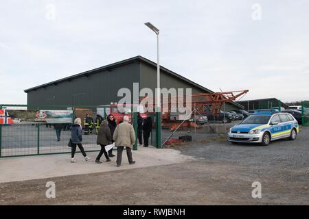 Bahretal, Germania. 06 Mar, 2019. Visitatori arrivano al mercoledì delle ceneri caso del partito Aufbruch deutscher Patrioten (ADP). Credito: Sebastian Kahnert/dpa/Alamy Live News Foto Stock