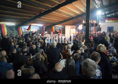 Bahretal, Germania. 06 Mar, 2019. I visitatori del Mercoledì delle Ceneri caso del partito Aufbruch deutscher Patrioten (ADP) sono in piedi nella parte anteriore del palco. Credito: Sebastian Kahnert/dpa/Alamy Live News Foto Stock