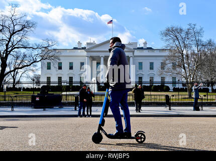 Washington, Stati Uniti. 06 Mar, 2019. Un uomo che cavalca un monopattino davanti alla Casa Bianca a Washington U.S. Credito: Roman Vondrous/CTK foto/Alamy Live News Foto Stock