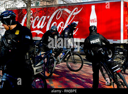 Washington, Stati Uniti. 06 Mar, 2019. La polizia su biciclette a pattugliare le strade di Washington U.S. Credito: Roman Vondrous/CTK foto/Alamy Live News Foto Stock