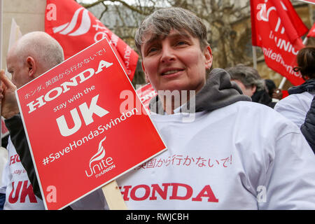 Londra, UK, UK. 6 Mar, 2019. Il lavoratore si vede tenendo un cartello durante la protesta.centinaia di auto Honda protesta dei lavoratori fuori sede del Parlamento, lobby e i membri del Parlamento per salvare lo stabilimento di Swindon. La società ha fatto un annuncio che il mese scorso la pianta sarà vicino dal 2021, con la perdita di 3.500 posti di lavoro ed eventualmente 12.000 posti di lavoro o di più in tutto il paese. Credito: Dinendra Haria/SOPA Immagini/ZUMA filo/Alamy Live News Foto Stock