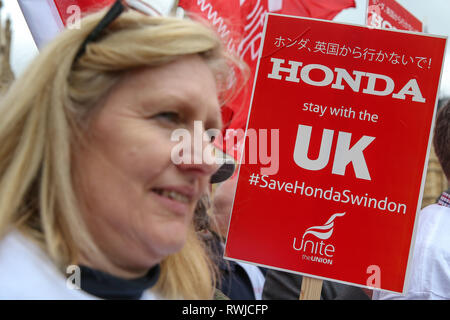 Londra, UK, UK. 6 Mar, 2019. Il lavoratore si vede tenendo un cartello durante la protesta.centinaia di auto Honda protesta dei lavoratori fuori sede del Parlamento, lobby e i membri del Parlamento per salvare lo stabilimento di Swindon. La società ha fatto un annuncio che il mese scorso la pianta sarà vicino dal 2021, con la perdita di 3.500 posti di lavoro ed eventualmente 12.000 posti di lavoro o di più in tutto il paese. Credito: Dinendra Haria/SOPA Immagini/ZUMA filo/Alamy Live News Foto Stock