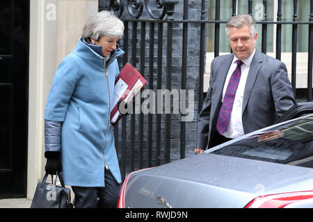 Londra, UK, UK. 6 Mar, 2019. Il primo ministro Theresa Maggio è visto uscire dal numero 10 di Downing Street per frequentare il primo ministro di domande (PMQs) nella casa di Commons. Credito: Dinendra Haria/SOPA Immagini/ZUMA filo/Alamy Live News Foto Stock