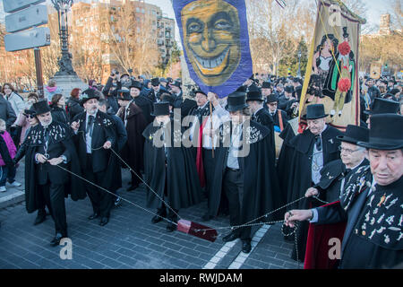 Madrid, Spagna. 06 Mar, 2019. Le origini del Alegre Confraternita del Funerale della Sardina potrebbe tornare al regno di Carlo III, perché secondo la tradizione popolare la Madrid del tempo è arrivato un gioco di pesci marci ai mercati, provocando la conseguente puzza in tutta la città. Per risolvere questo problema, il re emanò un editto ordinare la sepoltura di detti pesci sulle rive del fiume Manzanares. Credito: Alberto Ramírez Sibaja/Alamy Live News Foto Stock