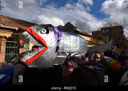 Madrid, Madrid, Spagna. 6 Mar, 2019. Festaioli sono visto che trasportano un simbolico sardine durante l'evento.il tradizionale 'Funerale della Sardina'' è una cerimonia che si svolge a Madrid per contrassegnare la fine del Carnevale e le celebrazioni di inizio di quaranta giorni della Quaresima prima di Pasqua. Esso consiste di un corteo che parodie di un funerale in cui una figura simbolica in forma di sardine è bruciato. Questa festa coincide con il Mercoledì delle Ceneri e simboleggia la sepoltura del passato e la rinascita della società. Credito: John Milner/SOPA Immagini/ZUMA filo/Alamy Live News Foto Stock