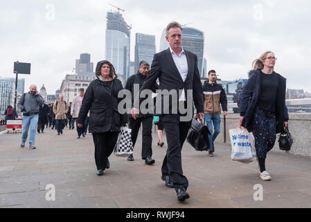 Londra, Regno Unito. 6 Mar, 2019. Pendolari attraversare il Ponte di Londra a Londra il 6 marzo 2019. Come la Gran Bretagna è impostata in modo da lasciare l'Unione europea (UE) il 29 marzo UK finanziare le imprese sono state preparando per un 'no-deal' scenario che essi ritengono che sarebbe "' catastrofico per la nazione dell'economia. Per andare con: Spotlight: UK finanziare le imprese a prepararsi per 'catastrofico di non trattare Brexit scenario Credit: Stephen Chung/Xinhua/Alamy Live News Foto Stock