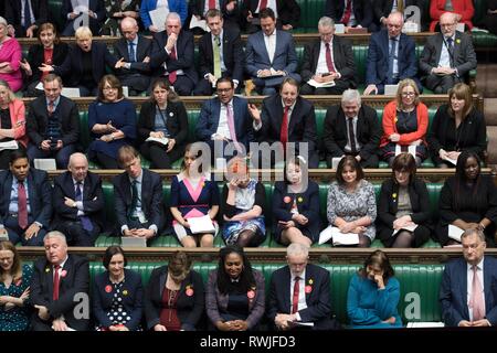 Londra, Regno Unito. 6 Mar, 2019. Foto scattata il 6 marzo 2019 mostra la scena del primo ministro di domande nella Camera dei Comuni di Londra, Gran Bretagna. Credit: UK Parlamento/Jessica Taylor/Xinhua/Alamy Live News Foto Stock