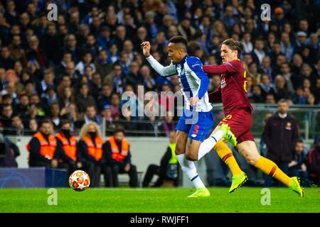 FC Porto giocatore Militão Éder (L) il sistema VIES per la palla con la Roma giocatore Zaniolo Nicolò (R) durante la partita contro la Roma per la UEFA Champions League round xvi seconda gamba a Dragon Stadium nel porto. Punteggio finale: FC Porto 3-1 come Roma Foto Stock