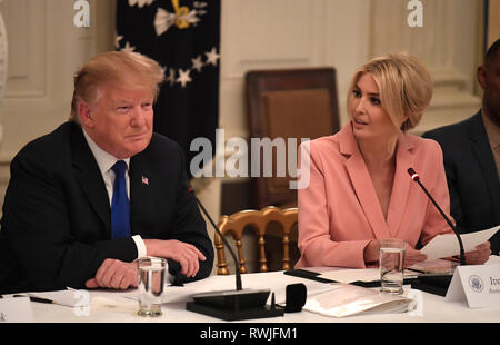 Il Presidente degli Stati Uniti, Trump (L) ascolta come prima figlia e consigliere del Presidente Ivanka Trump rende commento all'American Workforce Policy Advisory Board meeting, alla Casa Bianca di Washington, DC, 6 marzo 2019. Il consiglio di amministrazione è composto di 25 membri al di fuori del governo, in rappresentanza di aziende leader del settore, accademici e dirigenti eletti. Credito: Mike Theiler/CNP | Utilizzo di tutto il mondo Foto Stock