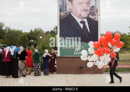 Grosny, Russia. 05 ott 2018. I ceceni si sono riuniti per una cerimonia che segna il bicentenario della fondazione di Grozny. Il ritratto mostra Akhmat Kadyrov (1951-2004), padre di Ramzan Kadyrov e fondatore la figura della nuova Cecenia. (A dpa storia 'Kadyrov la dittatura di Cecenia si trasforma in una bomba a orologeria") Credito: Emile Ducke/A4897/Emile Ducke/dpa/Alamy Live News Foto Stock