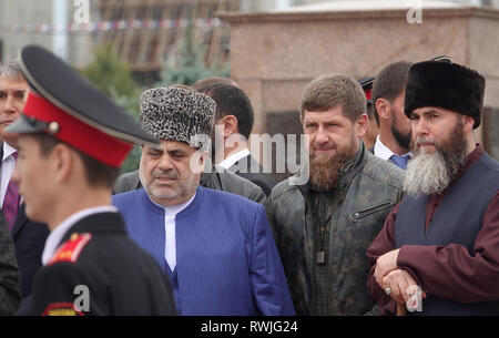 Grosny, Russia. 05 ott 2018. Ramzan Kadyrov (M), a capo della Repubblica Russa della Cecenia e dignitari locali prendere parte a una cerimonia che segna il bicentenario della fondazione della capitale Grozny. Accanto a Kadyrov secondo da destra: Salach Meshiyev, il mufti di Cecenia. (A dpa storia 'Kadyrov la dittatura di Cecenia si trasforma in una bomba a orologeria") Credito: Friedemann Kohler/dpa/Alamy Live News Foto Stock