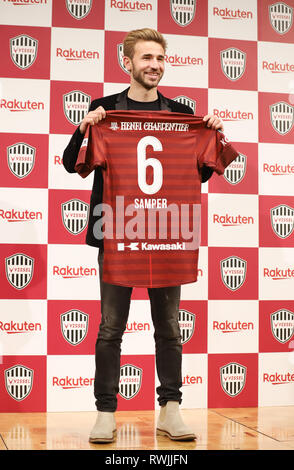 Tokyo, Giappone. 7 Mar, 2019. Calcio spagnolo player Sergi Samper visualizza la sua nuova uniforme come Samper si unirà il giapponese e-commerce Rakuten gigante della squadra di calcio Vissel Kobe in Tokyo giovedì 7 marzo 2019. Ex FC Barcelona centrocampista Samper suonerà al Giappone della Professional Football League J-campionato. Credito: Yoshio Tsunoda/AFLO/Alamy Live News Foto Stock