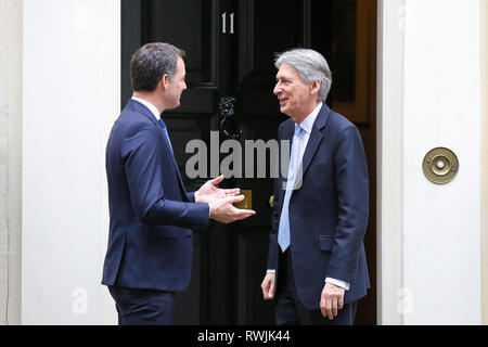 Londra, UK, UK. 6 Mar, 2019. Alexander De Croo, vice primo ministro belga e ministro delle finanze e della cooperazione allo sviluppo è visto parlare con Philip Hammond - Cancelliere dello scacchiere al di fuori n. 11 di Downing Street. Credito: Dinendra Haria/SOPA Immagini/ZUMA filo/Alamy Live News Foto Stock