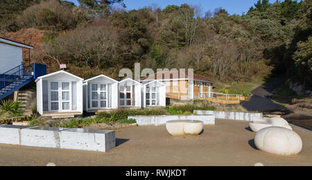 Banchi di sabbia spiaggia, Poole, Dorset, Regno Unito. 07Th Mar, 2019. Un blustery giorno successivo molto heavy rain. Il cielo cancellata per dare un bel cielo blu con nuvole racing. L'acqua di mare era correre in e out. Causando patterns sulle sabbie. Suzanne credito McGowan / Alamy Live News Credito: Suzanne McGowan/Alamy Live News Foto Stock