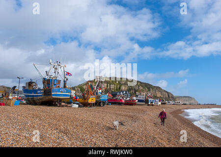 Hastings, East Sussex, Regno Unito. Il 7 marzo 2019. Barche da pesca tirato su in alto sulla Città Vecchia Stade di pescatori di spiaggia al di fuori della portata del mare in forte blustery condizioni ventose. Con più di 25 barche di Hastings ha la più grande spiaggia-lanciato della flotta da pesca in Europa. Foto Stock