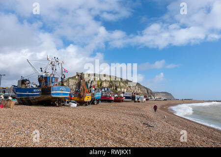 Hastings, East Sussex, Regno Unito. Il 7 marzo 2019. Barche da pesca tirato su in alto sulla Città Vecchia Stade di pescatori di spiaggia al di fuori della portata del mare in forte blustery condizioni ventose. Con più di 25 barche di Hastings ha la più grande spiaggia-lanciato della flotta da pesca in Europa. Foto Stock