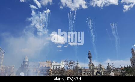 Valencia, Spagna - 7 Marzo 2019: Fuochi d'artificio sparati nella piazza del Municipio di Valencia durante uno dei tradizionali Mascleta. Credito: Joaquin Corbalan pastore/Alamy Live News Foto Stock