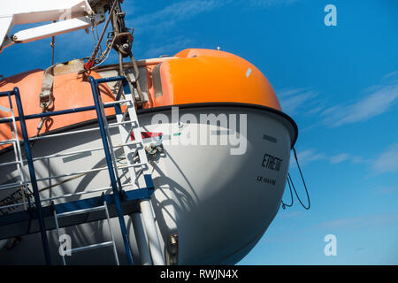 Bilbao, Spagna, 7 marzo 2019. Venti forti e mare mosso hanno impedito il airlit di un camionista che aveva preso male a bordo del traghetto Brittany Etretat come era un ora e mezza dal porto spagnolo di Bilbao sul percorso a Portsmouth Regno Unito. La nave si voltò e restituito al porto in cui il paziente è stato portato via in ambulanza. Credito: Mick Flynn/Alamy Live News Foto Stock