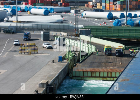 Bilbao, Spagna, 7 marzo 2019. Venti forti e mare mosso hanno impedito il airlit di un camionista che aveva preso male a bordo del traghetto Brittany Etretat come era un ora e mezza dal porto spagnolo di Bilbao sul percorso a Portsmouth Regno Unito. La nave si voltò e restituito al porto in cui il paziente è stato portato via in ambulanza. Credito: Mick Flynn/Alamy Live News Foto Stock