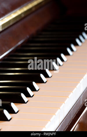 Tasti di pianoforte classico concerto molto closeup in golden lume di candela, suono notte romantica Foto Stock