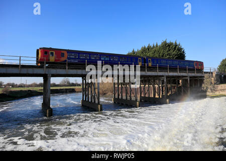 Classe 153 East Midlands treno attraversando il fiume Trent, Newark on Trent, Nottinghamshire, England, Regno Unito Foto Stock