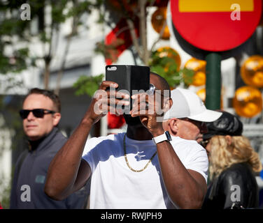 Scattare foto con uno smartphone, un festival di Reykjavik, Islanda Foto Stock