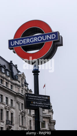 Segno della metropolitana di Londra, che mostra dove il punto di accesso sia per la corsa veloce all'interno della capitale Foto Stock