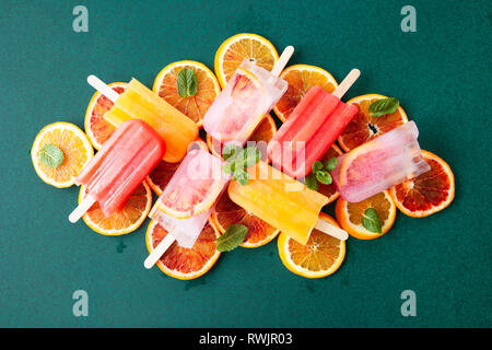 Congelati popsicles con agrumi freschi e foglie di menta Foto Stock
