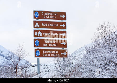 Direzioni Indicazioni stradali in Glencoe in una fredda giornata invernale con neve a Rannoch Moor, Glencoe, Argyll, Scozia Foto Stock