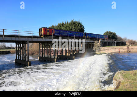 Classe 153 East Midlands treno attraversando il fiume Trent, Newark on Trent, Nottinghamshire, England, Regno Unito Foto Stock