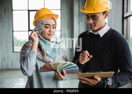 Imprenditore con hardhats protettivo lavorare insieme Foto Stock