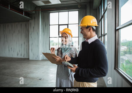 Imprenditore con hardhats protettivo lavorare insieme Foto Stock