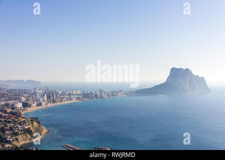 Vista panoramica della baia di Calpe e del Peñón de Ifach, dal punto di vista del Morro de Toix Foto Stock