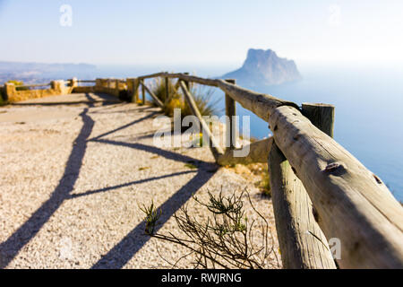 Ringhiera in legno in un percorso di montagna, il punto di vista del Morro de Toix, Penon di Ifach a Calpe è in background Foto Stock