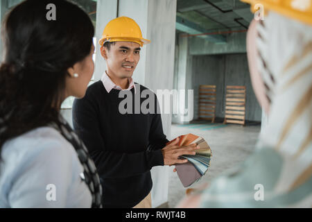 Imprenditore con hardhats protettivo lavorare insieme Foto Stock