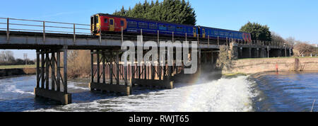 Classe 153 East Midlands treno attraversando il fiume Trent, Newark on Trent, Nottinghamshire, England, Regno Unito Foto Stock