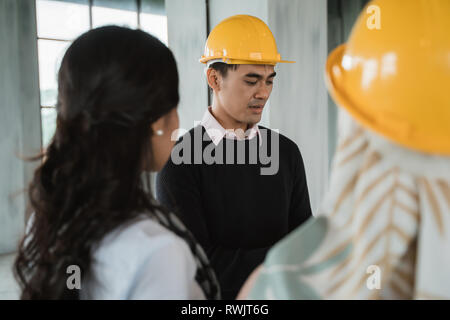 Imprenditore con hardhats protettivo lavorare insieme Foto Stock