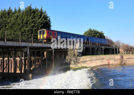 Classe 153 East Midlands treno attraversando il fiume Trent, Newark on Trent, Nottinghamshire, England, Regno Unito Foto Stock