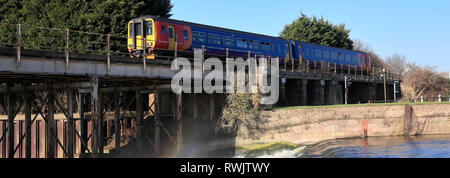 Classe 153 East Midlands treno attraversando il fiume Trent, Newark on Trent, Nottinghamshire, England, Regno Unito Foto Stock