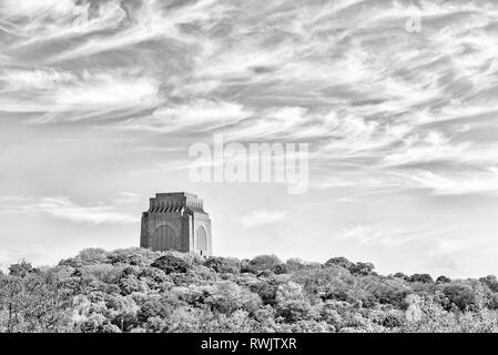 PRETORIA, SUD AFRICA, 31 luglio 2018: Il Monumento Voortrekker, monumento sulla collina di Pretoria, come visto da Fort Schanskop. Monocromatico Foto Stock