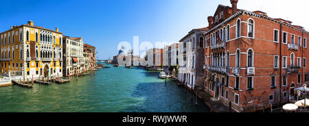 Canal Grande a Venezia Palazzo d'epoca famoso e pittoresco paesaggio giornata estiva con cielo blu Foto Stock