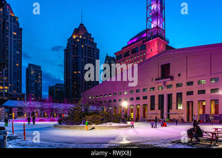 A Mississauga, in Canada, 14 Febbraio 2019: il quadrato di un centro di Mississauga città parte della maggiore area di Toronto, durante l'inverno Foto Stock