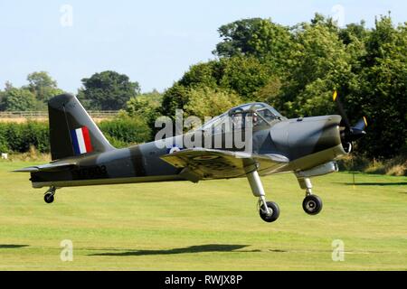 Percival Provost T1, in contrassegni utilizzati per la consegna a Oman Air Force, in atterraggio a Old Warden airfield presso la collezione Shuttleworth, UK. Foto Stock