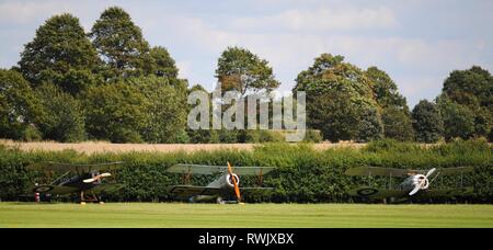 1918 Royal Aircraft Factory SE5a (l), riproduzione Sopwith Colomba (c) e riproduzione Sopwith Snipe (r) di Old Warden airfield, Beds, Regno Unito. Foto Stock