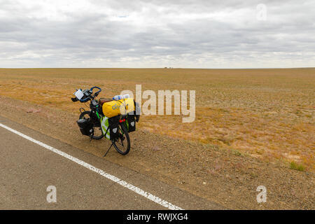 Zamiin-Uud, Mongolia - 22 Settembre 2018: touring bike sorge nei pressi della strada asfaltata nel Deserto del Gobi. Foto Stock