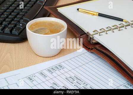 In prossimità di una tazza di caffè e delle forniture di ufficio sulla  scrivania in ufficio al mattino, tono caldo Foto stock - Alamy